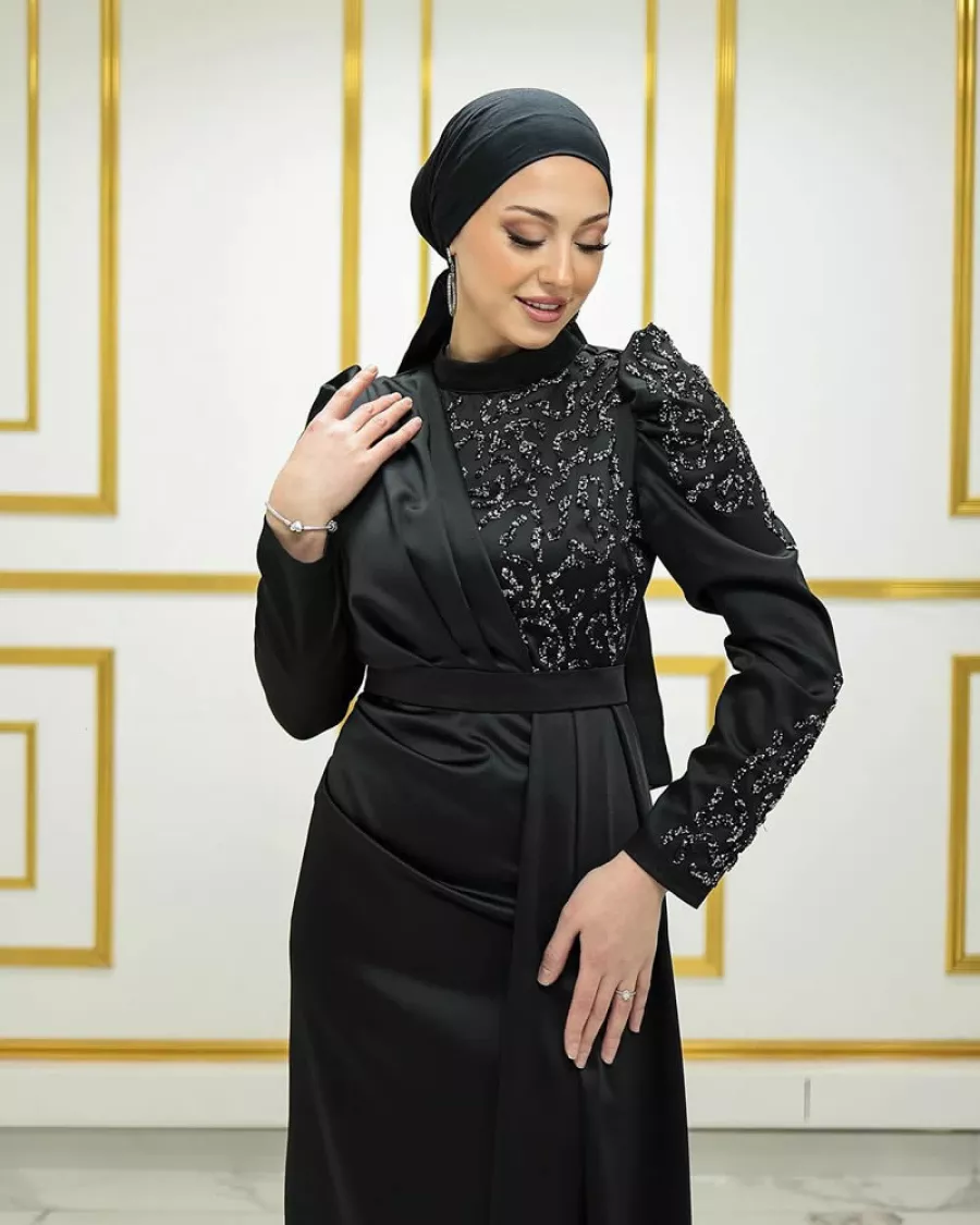 İşlemeli Beden Yan Drape Detaylı Siyah Abiye