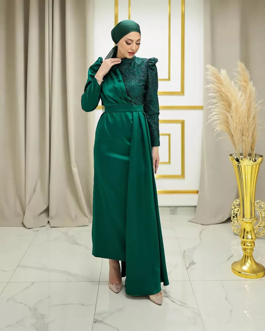 İşlemeli Beden Yan Drape Detaylı Zümrüt Abiye