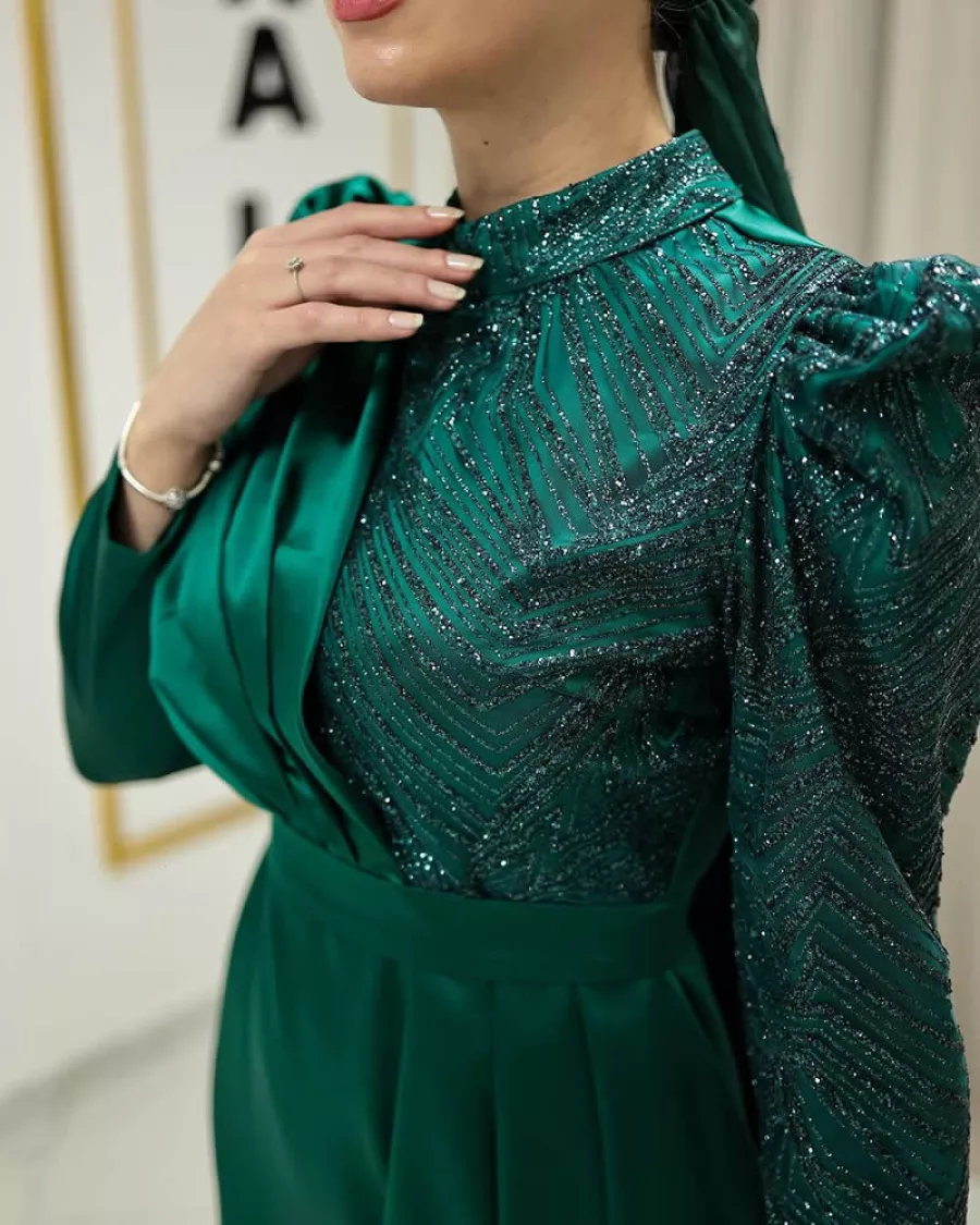 İşlemeli Beden Yan Drape Detaylı Zümrüt Abiye