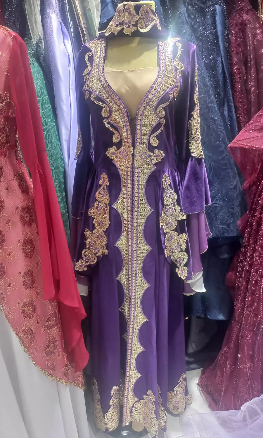 Mor Kadife Altın İşlemeli Kaftan