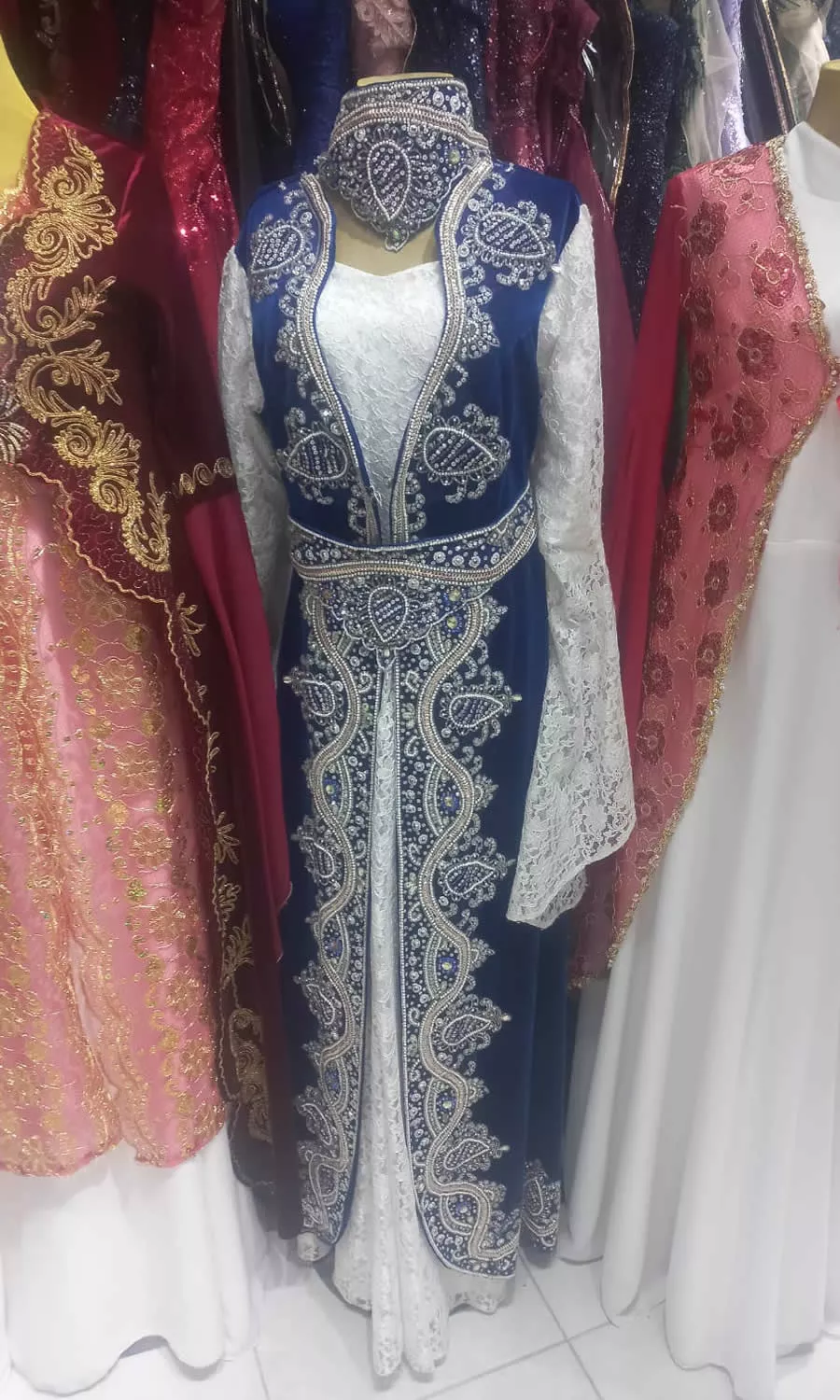Geleneksel Zarafet: Lacivert Kadife Bindallı ve Dantel Kaftan Takımı