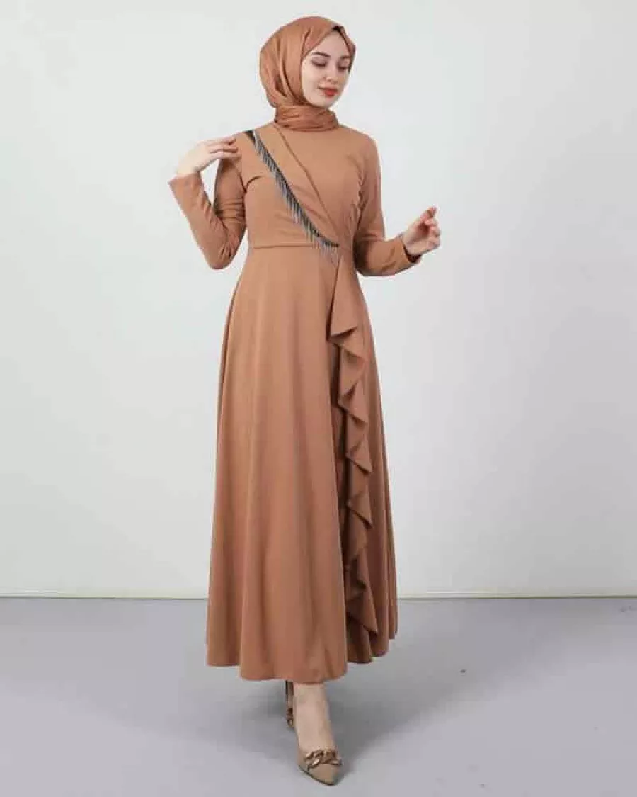 Püskül ve Fırfır Detaylı Camel Tesettür Elbise