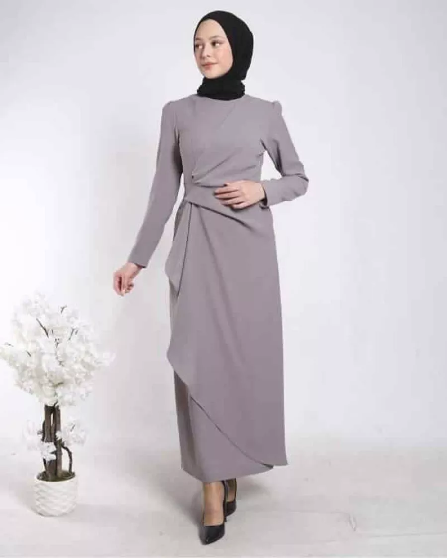 Asimetrik Drape Detaylı Açık Leylak Tesettür Elbise