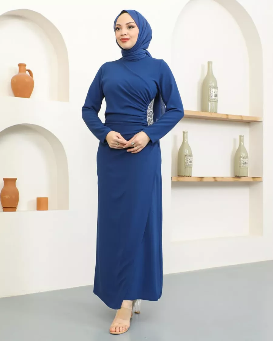 Yanı İşlemeli ve Drape Detaylı Çivit Mavisi Tesettür Elbise