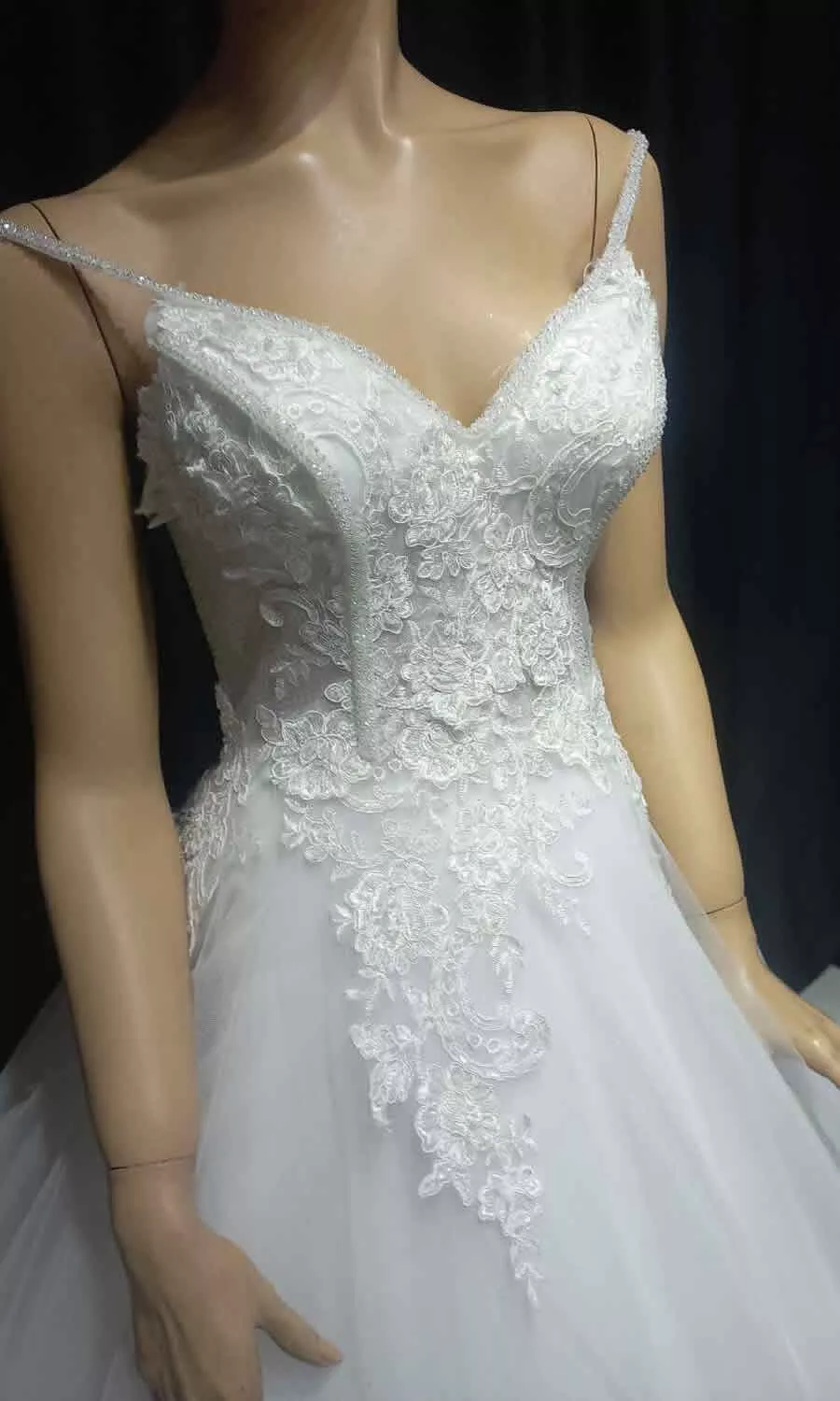 Dantel Işıltısı Gelinlik – İnce Askılı Romantik Model 2
