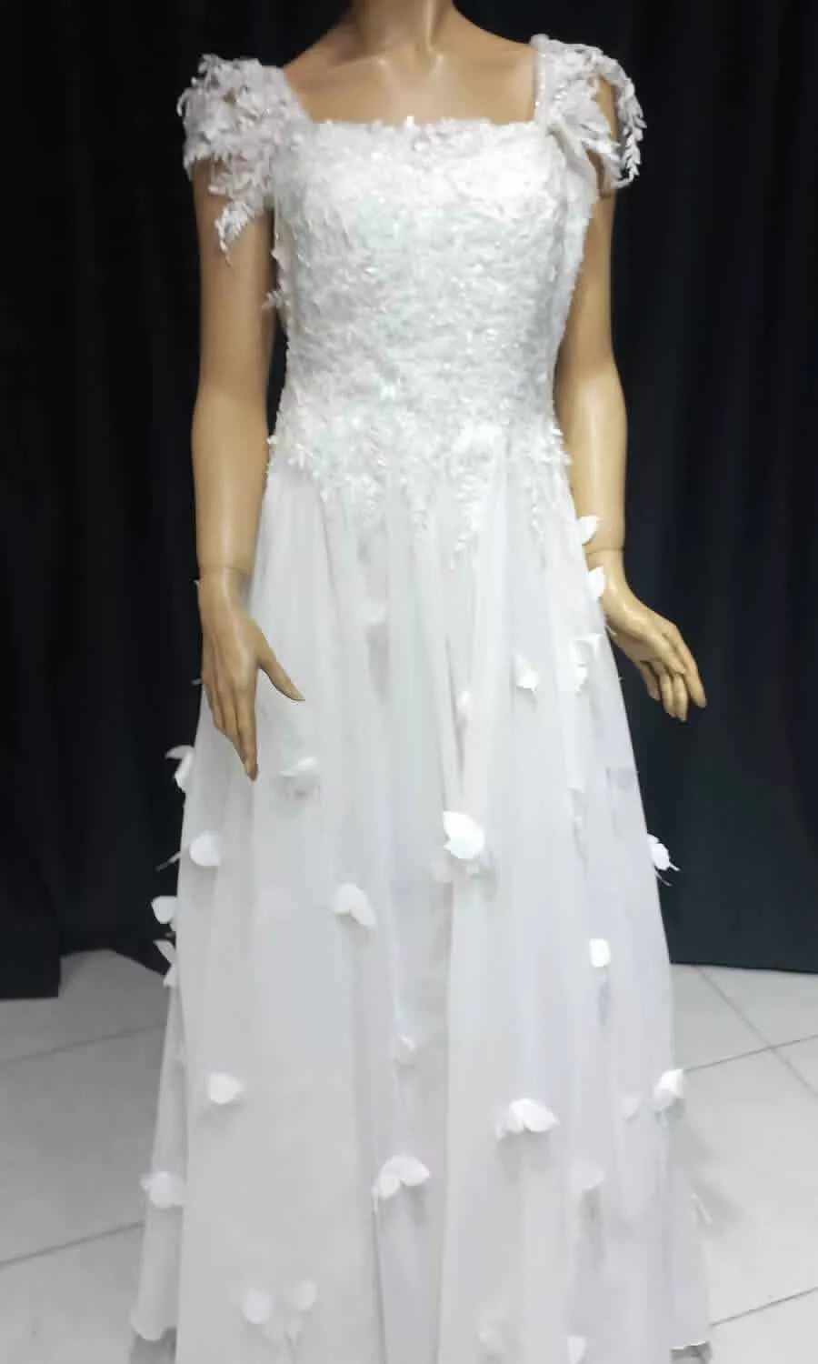 Doğanın Zarafeti – 3D Çiçekli Romantik Gelinlik