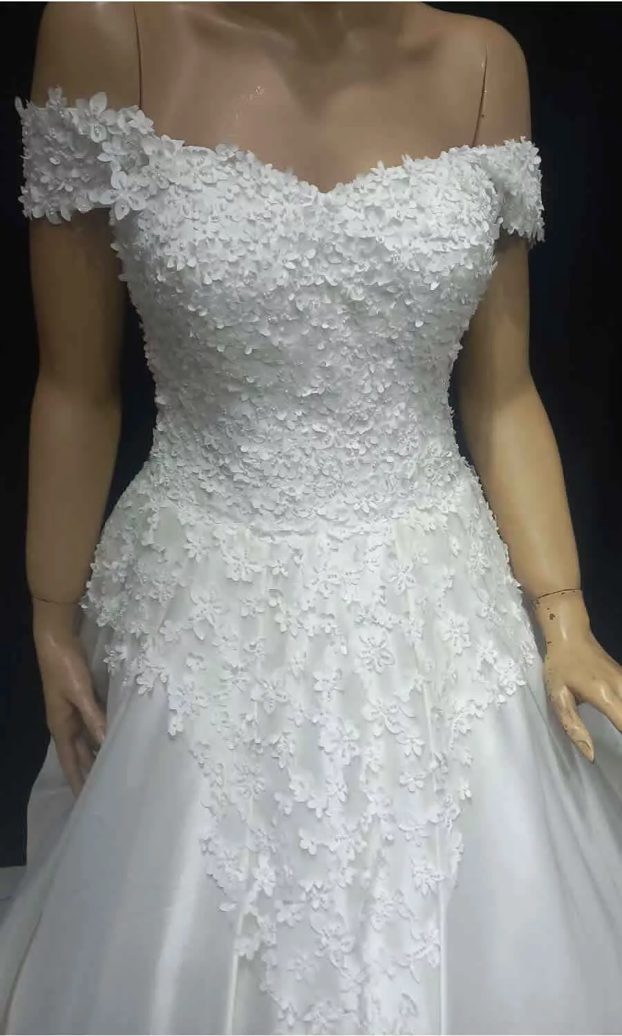 Omuzdan Düşen 3D Dantel İşlemeli Saten Gelinlik