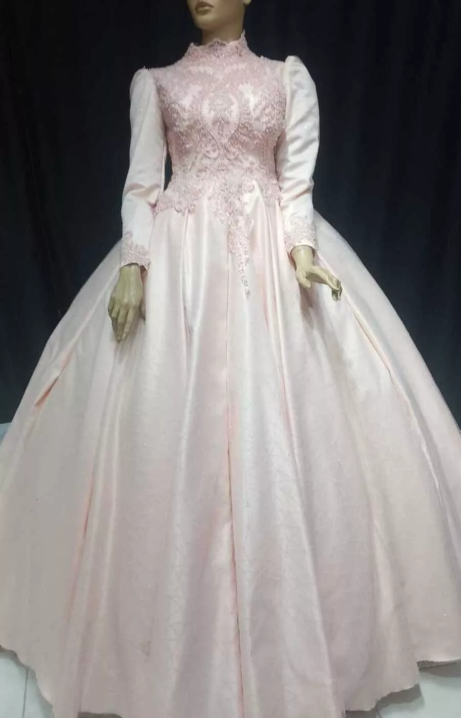Toz Pembe Dantel İşlemeli Tesettür Nişanlık – Romantik Saten Abiye